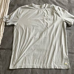 Vuori Men’s Strato Tech Tee Size Large (2x) Charcoal Grey & Platinum Heather